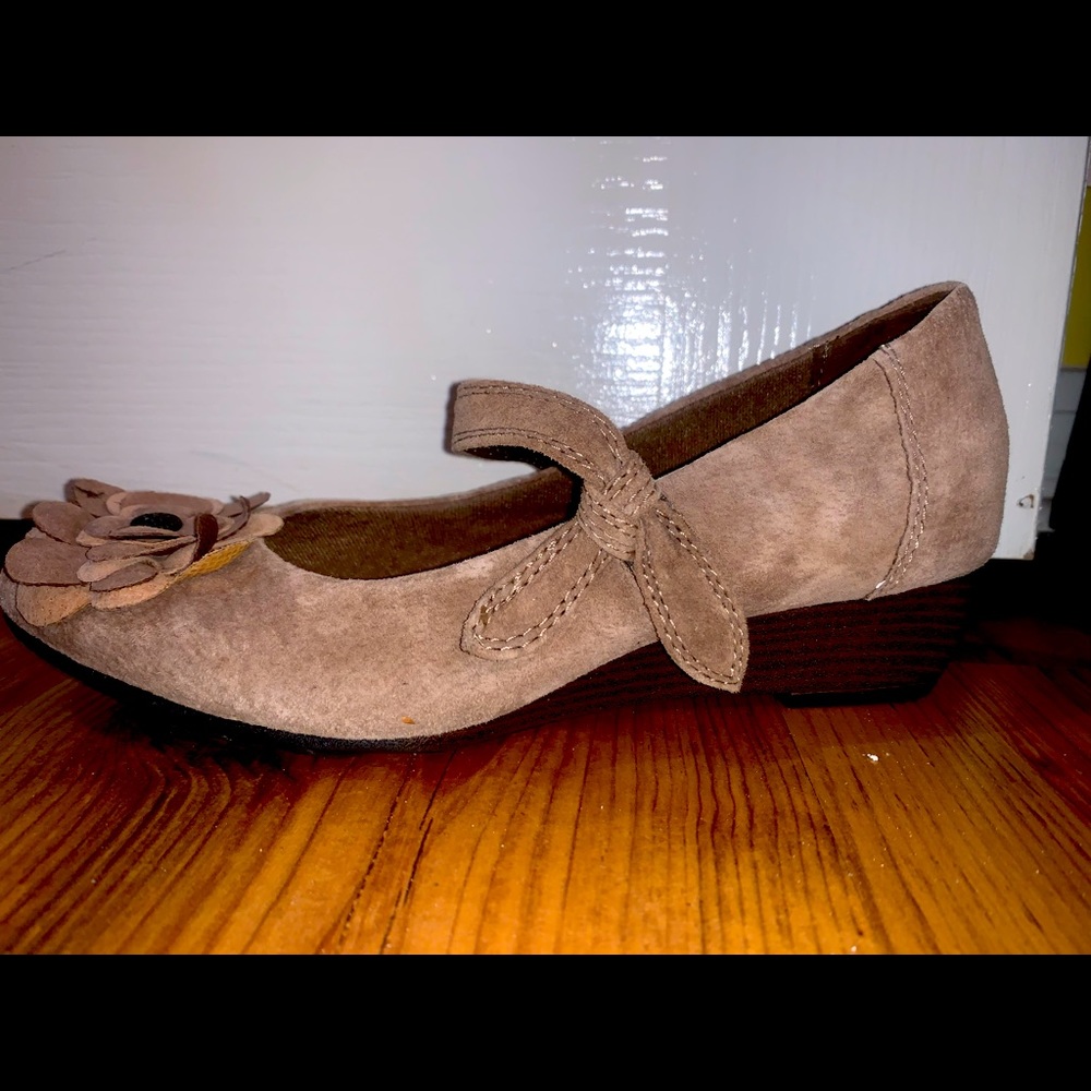 only wore a few times indoors, they are too small for my feet.